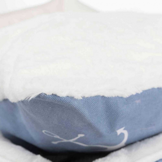 Entdecken Sie unser vielseitiges Wendekissen in hochwertiger Canvas-Optik und Plüsch, das nicht nur stilvoll aussieht, sondern auch höchsten Komfort bietet. Der Bezug aus strapazierfähigem Baumwoll- und Polyester-Material sorgt für eine angenehme Haptik und ist bei 40°C waschbar, was die Pflege kinderleicht macht. Mit einer Polyestervlies-Füllung bietet das Kissen eine optimale Unterstützung für Nacken und Rücken. Dank der zwei Design-Varianten können Sie das Kissen nach Lust und Laune umdrehen und so immer wieder neu gestalten. Der rutschfeste Boden sorgt dafür, dass das Kissen an Ort und Stelle bleibt, während die abnehmbaren Kissen- und Bettbezüge eine einfache Handwäsche des Inletts ermöglichen. Mit den großzügigen Maßen von ca. 80 x 65 cm ist dieses Kissen die perfekte Ergänzung für Ihr Zuhause – ob auf dem Sofa oder im Schlafzimmer. Holen Sie sich jetzt dieses praktische und elegante Wendekissen für mehr Gemütlichkeit!