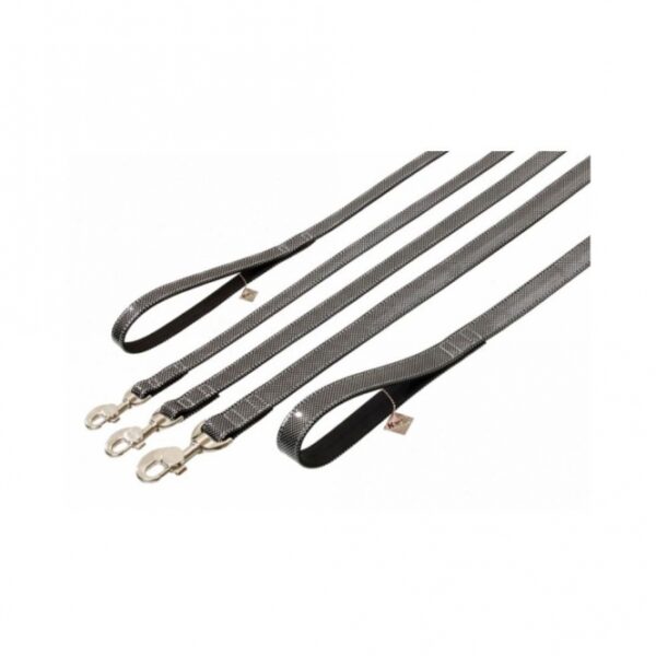 Die Buffalo Ultra Black & White Halsbänder und Leinen sind die perfekte Wahl für anspruchsvolle Hundebesitzer, die Wert auf hohe Qualität und Langlebigkeit legen. Diese robusten Halsbänder und Leinen sind mit hochwertigem Büffelleder unterlegt, das nicht nur wasserabweisend, sondern auch besonders pflegeleicht ist. Die stabilen Karabinerhaken aus Aluminium sorgen für zusätzliche Sicherheit und Zuverlässigkeit beim Gassi gehen. Mit einer Länge von ca. 100 cm und einer Breite von ca. 20 mm bieten sie optimalen Komfort und Kontrolle. Entscheiden Sie sich für das Buffalo Ultra Black & White Set und genießen Sie stilvolle Spaziergänge mit Ihrem Vierbeiner!