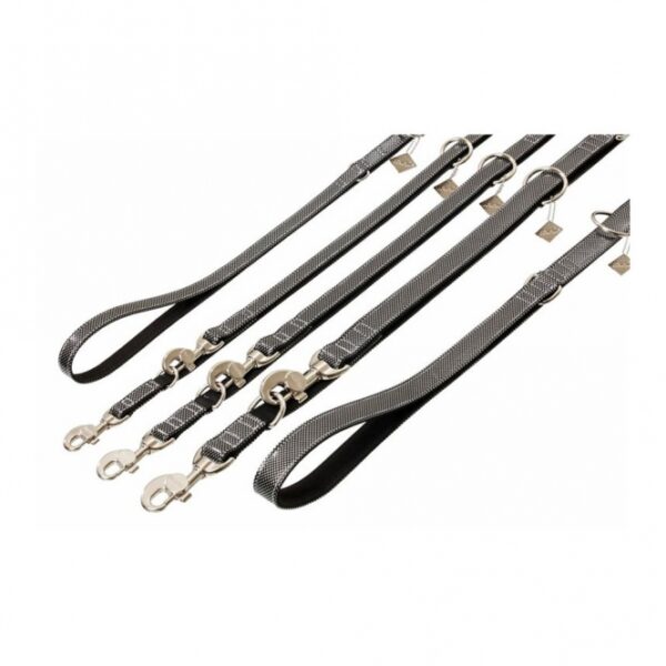 Die Buffalo Ultra Black & White Halsbänder und Leinen sind die perfekte Wahl für anspruchsvolle Hundebesitzer, die Wert auf hohe Qualität und Funktionalität legen. Diese robusten Leinen sind mit hochwertigem Büffelleder unterlegt, was sie nicht nur langlebig, sondern auch wasserabweisend macht. Die sorgfältige Nähte sorgen für zusätzliche Stabilität, während die leichten Aluminiumkarabinerhaken eine einfache Handhabung garantieren. Mit einer Länge von 200 cm und einer Breite von 25 mm bieten sie optimalen Komfort und Kontrolle während der Spaziergänge. Entscheiden Sie sich für das beste Zubehör für Ihren Hund und genießen Sie die Kombination aus Stil und Funktionalität!