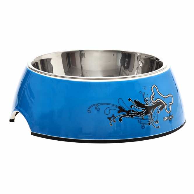 Der **rogz Bubble Hundenapf** ist die perfekte Wahl für stilbewusste Hundebesitzer, die Wert auf **hochwertiges Design** und **hohe Funktionalität** legen. Dieser innovative Hundenapf besteht aus einem robusten Melamin-Außennapf und einer praktischen Innenschale aus Edelstahl, was ihn zu zwei Näpfen in einem macht. Ideal für den täglichen Gebrauch oder auf Reisen, können Sie einfach Futter oder Wasser in den **Edelstahleinsatz** füllen, der sich mühelos zur Reinigung entnehmen lässt. Beide Teile sind **UV- und rostbeständig**, schadstofffrei und hygienisch, zudem spülmaschinengeeignet. Der Silikonrand der Melaminschale sorgt dafür, dass der Napf stets an seinem Platz bleibt und nicht verrutscht. Wählen Sie den rogz Hundenapf für ein **trendiges Fressvergnügen** und überzeugen Sie sich selbst von der hohen Qualität und Funktionalität! **Größe:** L = 700 ml **Außenmaße:** 22,0 cm Durchmesser, 7,5 cm hoch **Edelstahl-Innennapf:** 16,0 cm Durchmesser, 4,5 cm hoch