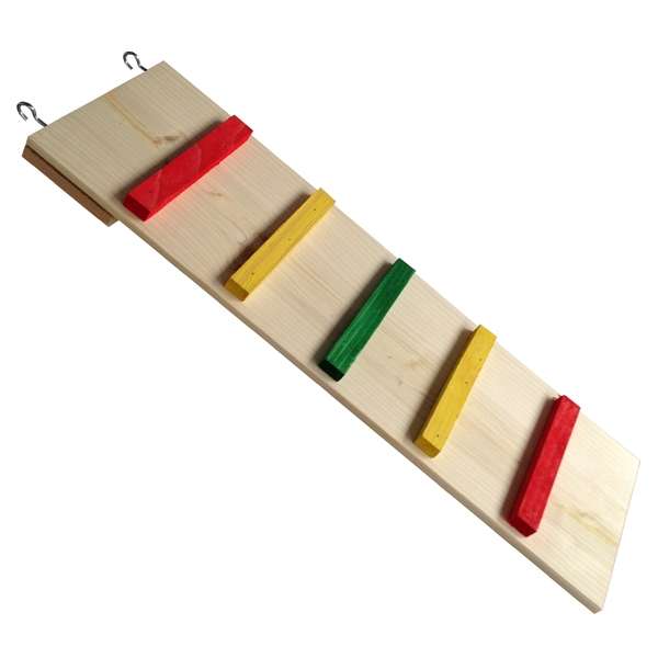 Diese farbenfrohe Holzleiter mit bunten Sprossen ist ein echter Hingucker in jedem Nagerheim und sorgt für mehr Spielspaß für Ihre kleinen Lieblinge. Die Leiter ist aus hochwertigem Holz gefertigt und lässt sich dank der vormontierten Metallhaken ganz einfach in Gitterkäfige oder an Holzplatten einhängen. So ermöglichen Sie Ihrem Haustier, spielend leicht die verschiedenen Ebenen seines Reiches zu erklimmen. Die bunten Streben fördern nicht nur die Beweglichkeit, sondern bringen auch Farbe ins Gehege. Bitte beachten Sie, dass die Farben der Sprossen von der Abbildung abweichen können. Die Maße der Leiter betragen ca. 55 cm in der Länge und 17 cm in der Breite – ideal für kleine Nager. Holen Sie sich diese praktische und ansprechende Leiter für Ihr Nagetier und verbessern Sie dessen Lebensqualität!