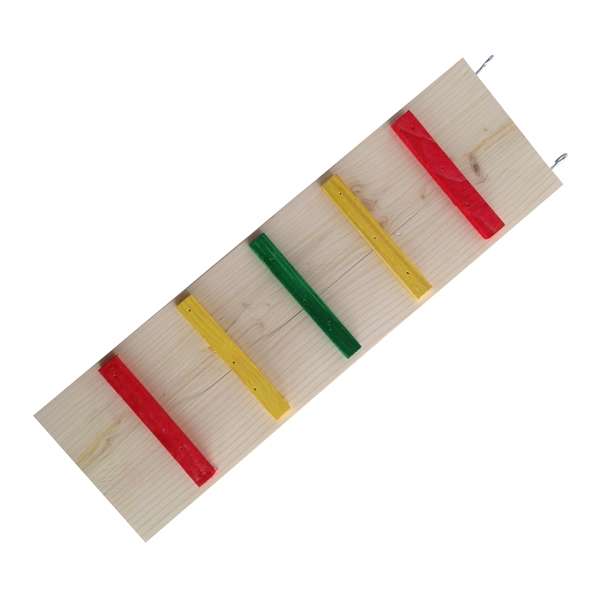 Diese farbenfrohe Holzleiter mit bunten Sprossen ist ein echter Hingucker in jedem Nagerheim und sorgt für mehr Spielspaß für Ihre kleinen Lieblinge. Die Leiter ist aus hochwertigem Holz gefertigt und lässt sich dank der vormontierten Metallhaken ganz einfach in Gitterkäfige oder an Holzplatten einhängen. So ermöglichen Sie Ihrem Haustier, spielend leicht die verschiedenen Ebenen seines Reiches zu erklimmen. Die bunten Streben fördern nicht nur die Beweglichkeit, sondern bringen auch Farbe ins Gehege. Bitte beachten Sie, dass die Farben der Sprossen von der Abbildung abweichen können. Die Maße der Leiter betragen ca. 55 cm in der Länge und 17 cm in der Breite – ideal für kleine Nager. Holen Sie sich diese praktische und ansprechende Leiter für Ihr Nagetier und verbessern Sie dessen Lebensqualität!