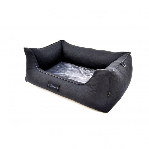 Entdecken Sie das orthopädische Hundebett CARL PLUS, das speziell für optimalen Liegekomfort und gesunden Schlaf Ihres Hundes entwickelt wurde. Mit einem einzigartigen Memory Effekt aus hochwertigem Visco-Schaum (Memory Foam) passt sich der Liegekern perfekt an den Körper Ihres Vierbeiners an und entlastet Gelenke, Wirbelsäule und Muskeln. Dieses Hundebett bietet punktgenaue Druckentlastung und ist ideal für junge und ältere Hunde, um präventiv gegen Druckstellen vorzugehen. Die extra dicke Liegefläche von 7 cm sorgt für zusätzlichen Komfort, während die abnehmbare und waschbare Kuscheldecke für einfache Pflege und Flexibilität sorgt. Der stilvolle und stabile Rand bietet Sicherheit und Geborgenheit, während der praktische Reißverschluss eine einfache Reinigung ermöglicht. Gönnen Sie Ihrem Hund den besten Schlafplatz mit dem orthopädischen Hundebett CARL PLUS – für glückliche und gesunde Hunde!