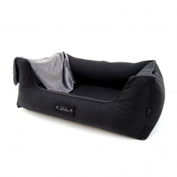 Entdecken Sie das orthopädische Hundebett CARL PLUS, das speziell für optimalen Liegekomfort und gesunden Schlaf Ihres Hundes entwickelt wurde. Mit einem einzigartigen Memory Effekt aus hochwertigem Visco-Schaum (Memory Foam) passt sich der Liegekern perfekt an den Körper Ihres Vierbeiners an und entlastet Gelenke, Wirbelsäule und Muskeln. Dieses Hundebett bietet punktgenaue Druckentlastung und ist ideal für junge und ältere Hunde, um präventiv gegen Druckstellen vorzugehen. Die extra dicke Liegefläche von 7 cm sorgt für zusätzlichen Komfort, während die abnehmbare und waschbare Kuscheldecke für einfache Pflege und Flexibilität sorgt. Der stilvolle und stabile Rand bietet Sicherheit und Geborgenheit, während der praktische Reißverschluss eine einfache Reinigung ermöglicht. Gönnen Sie Ihrem Hund den besten Schlafplatz mit dem orthopädischen Hundebett CARL PLUS – für glückliche und gesunde Hunde!