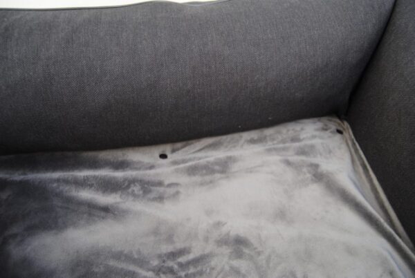 Entdecken Sie das orthopädische Hundebett CARL PLUS, das speziell für optimalen Liegekomfort und gesunden Schlaf Ihres Hundes entwickelt wurde. Mit einem einzigartigen Memory Effekt aus hochwertigem Visco-Schaum (Memory Foam) passt sich der Liegekern perfekt an den Körper Ihres Vierbeiners an und entlastet Gelenke, Wirbelsäule und Muskeln. Dieses Hundebett bietet punktgenaue Druckentlastung und ist ideal für junge und ältere Hunde, um präventiv gegen Druckstellen vorzugehen. Die extra dicke Liegefläche von 7 cm sorgt für zusätzlichen Komfort, während die abnehmbare und waschbare Kuscheldecke für einfache Pflege und Flexibilität sorgt. Der stilvolle und stabile Rand bietet Sicherheit und Geborgenheit, während der praktische Reißverschluss eine einfache Reinigung ermöglicht. Gönnen Sie Ihrem Hund den besten Schlafplatz mit dem orthopädischen Hundebett CARL PLUS – für glückliche und gesunde Hunde!