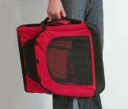 Die CARRY BOX ist der ideale Reisebegleiter für Haustiere und deren Besitzer. Diese transportable Transporthütte bietet Ihrem Tier ein gewohntes und gemütliches Zuhause, das sich mühelos überallhin mitnehmen lässt. Dank der stabilen Rahmenkonstruktion ist die CARRY BOX nicht nur ein leichtes, sondern auch robustes und langlebiges Produkt, das wasserabweisend ist. Die praktischen Außentaschen mit Klettverschluss auf beiden Seiten bieten zusätzlichen Stauraum für Leckerlis oder Zubehör. Zusammengefaltet nimmt die CARRY BOX nur einen Bruchteil des Platzes einer herkömmlichen Hundehütte ein und lässt sich leicht tragen und verstauen. Ihr Haustier wird die anpassbare Luftzufuhr zu schätzen wissen, die für optimalen Komfort sorgt. Mit den kompakten Maßen von 80 x 58 x 58 cm ist die CARRY BOX die perfekte Lösung für Reisen mit Ihrem geliebten Vierbeiner. Genießen Sie stressfreie Ausflüge und sorgen Sie dafür, dass Ihr Haustier sich immer wohlfühlt!