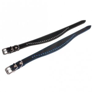 Entdecken Sie unser elegantes, unterlegtes Lederhalsband mit funkelnden Ziersteinen, das Ihrem Haustier einen Hauch von Luxus verleiht. Die hochwertigen, verchromten Beschläge sorgen für eine langlebige und stilvolle Befestigung. Dieses Halsband kombiniert hohe Qualität mit einem ansprechenden Design und ist sowohl für kleine als auch für große Hunde geeignet. Gönnen Sie Ihrem Liebling das beste Lederhalsband, das nicht nur bequem sitzt, sondern auch ein echter Blickfang ist – ideal für jeden Anlass!