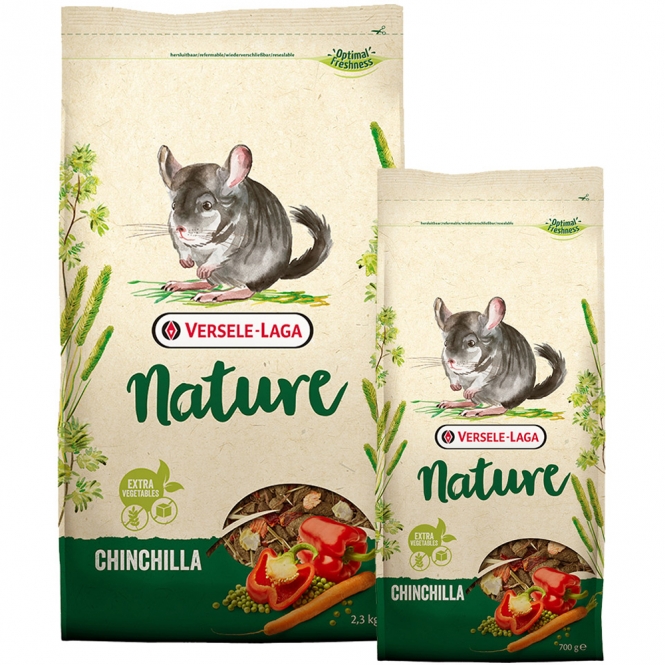 **Optimierte Beschreibung für Chinchilla-Futter** Faserreiche, abwechslungsreiche Mischung für Chinchillas Getreidefreie Rezeptur mit gesundem Gemüse, reich an Vitaminen und Mineralstoffen Vielfältige Mischung aus verschiedenen Gräsern und Gemüse für eine ausgewogene Ernährung Ohne Zuckerzusatz – ideal für die empfindlichen Chinchillas Anwendung Erneuern Sie täglich das Futter und Trinkwasser. Je nach Größe und Rasse benötigt ein Chinchilla durchschnittlich 34 bis 45 g Futter pro Tag. Zusätzlich sollte hochwertiges Heu bereitgestellt werden, um die Ration zu ergänzen. Zusammensetzung Pflanzliche Nebenerzeugnisse (Timotheegras, Gräser und Kräuter 23%), Gemüse (grüne Erbsen 14,6%, Karotten 5,9%, roter Paprika 2,8%), Früchte, Saaten, Mineralstoffe, pflanzliche Eiweißextrakte, Öle und Fette, FOS, Calendula, MOS, Algen, Yucca Analytische Bestandteile Protein 14,5%, Fettgehalt 3,5%, Rohfaser 16,5%, Rohasche 8,5%, Calcium 0,8%, Phosphor 0,6% Zusatzstoffe/kg: Ernährungsphysiologische Zusatzstoffe Vitamin A 12000 IE, Vitamin D3 1430 IE, Vitamin E 95 mg, Vitamin C 60 mg, 3b103 (Eisen) 119 mg, 3b202 (Jod) 2 mg, E4 (Kupfer) 11 mg, 3b502 (Mangan) 90 mg, 3b603 (Zink) 83 mg, E8 (Selen) 0,24 mg Technologische Zusatzstoffe Antioxidantien Diese hochwertige, getreidefreie Chinchilla-Mischung bietet eine ausgewogene Ernährung für Ihre kleinen Freunde. Sie enthält eine Vielzahl an gesunden Gräsern und Gemüse, die reich an Ballaststoffen sind und zur Gesundheit Ihres Chinchillas beitragen. Ohne Zuckerzusatz ist dieses Futter ideal für empfindliche Tiere, um Übergewicht und gesundheitliche Probleme zu vermeiden. Sorgen Sie für das Wohlbefinden Ihres Chinchillas mit dieser nährstoffreichen Mischung, die alle wichtigen Vitamine und Mineralstoffe liefert.