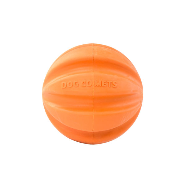 Entdecken Sie den perfekten Naturkautschuk Ball für Ihren Hund! Dieser langlebige Ball aus 100% Naturkautschuk sorgt nicht nur für maximalen Spielspaß, sondern unterstützt auch die Zahngesundheit Ihres Vierbeiners. Während Ihr Hund mit dem Ball spielt, werden die Zähne gereinigt und das Zahnfleisch sanft massiert, was zu strahlend weißen Zähnen führt. Der Ball springt ideal und schwimmt sogar im Wasser, was ihn zum perfekten Spielzeug für drinnen und draußen macht. Mit einem Durchmesser von ca. 6 cm und in einem leuchtenden Orange ist dieser robuste Ball ein absolutes Must-Have für jeden Hundebesitzer. Leicht zu reinigen und besonders langlebig – der ideale Begleiter für unvergessliche Spielstunden!