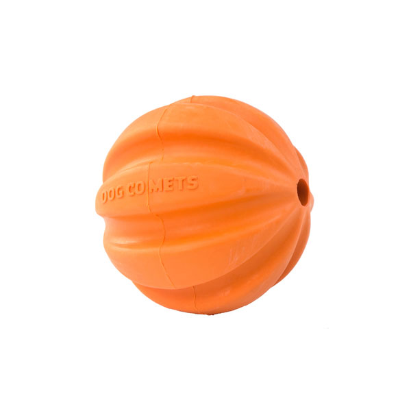 Entdecken Sie den perfekten Naturkautschuk Ball für Ihren Hund! Dieser langlebige Ball aus 100% Naturkautschuk sorgt nicht nur für maximalen Spielspaß, sondern unterstützt auch die Zahngesundheit Ihres Vierbeiners. Während Ihr Hund mit dem Ball spielt, werden die Zähne gereinigt und das Zahnfleisch sanft massiert, was zu strahlend weißen Zähnen führt. Der Ball springt ideal und schwimmt sogar im Wasser, was ihn zum perfekten Spielzeug für drinnen und draußen macht. Mit einem Durchmesser von ca. 6 cm und in einem leuchtenden Orange ist dieser robuste Ball ein absolutes Must-Have für jeden Hundebesitzer. Leicht zu reinigen und besonders langlebig – der ideale Begleiter für unvergessliche Spielstunden!