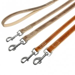 Die **Leine Comfort** vereint schlichte Eleganz mit höchster Funktionalität und ist die perfekte Wahl für anspruchsvolle Tierbesitzer. Hergestellt aus geschmeidigem, gespaltenem Vollleder auf der Oberseite und weichem Nappaleder auf der Unterseite, bietet sie eine angenehme Haptik und hervorragenden Komfort. Die sorgfältigen Produktionsschritte, wie Riegeln, Abnähen und Buggens, garantieren ein formbeständiges Qualitätsprodukt mit weichen Kanten, das sowohl langlebig als auch stilvoll ist. Mit einer Breite von ca. 14 mm und einer Länge von ca. 100 cm ist diese braune Leine ideal für alle Hunderassen. Entscheiden Sie sich für die **Leine Comfort** – die perfekte Kombination aus hoher Qualität und zeitlosem Design für Ihren vierbeinigen Freund!