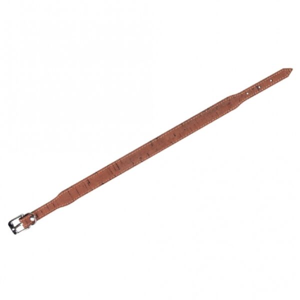 Entdecken Sie unser hochwertiges Kork-Leder-Produkt, das durch die Kombination von edlem Kork und robustem Vollnarbenleder besticht. Die sorgfältig abgenähten Nähte in hellen und dunklen Farben schaffen einen faszinierenden Kontrast, während die stilvollen verchromten Beschläge das Gesamtbild abrunden. Ideal für lange Spaziergänge, liegt die Leine angenehm in der Hand und bietet höchsten Komfort. Kork ist ein einzigartiges Naturprodukt, das durch seine vielfältigen Musterungen jedem Artikel ein individuelles Aussehen verleiht. Hergestellt in Deutschland, garantieren wir höchste Qualität und Langlebigkeit. Mit einer Gesamtlänge von ca. 55 cm und einer Breite von ca. 30 mm ist diese Leine perfekt für stilbewusste Tierliebhaber. Wählen Sie Qualität und Stil mit unserem Kork-Leder-Produkt!
