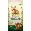 Gesunde, abwechslungsreiche Faser-Mischung für (Zwerg) Kaninchen Getreidefreie Rezeptur mit frischem Gemüse, reich an Vitaminen und Mineralstoffen Vielfältige, faserreiche Mischung aus verschiedenen Gräsern und Gemüse für eine ausgewogene Ernährung Knackige, mundgerechte Bröckchen fördern die Zahngesundheit und beugen Zahnproblemen vor Anwendung Erneuern Sie täglich das Futter und Trinkwasser. Die empfohlene Futtermenge für ein erwachsenes Kaninchen beträgt je nach Größe und Rasse zwischen 50 und 100 g pro Tag. Zusammensetzung Pflanzliche Nebenerzeugnisse (Timotheegras, Gräser und Kräuter 23%), Gemüse (grüne Erbsen 12,5%, Karotten 6,3%, Pastinak 2,6%), Früchte, Saaten, Mineralstoffe, pflanzliche Eiweißextrakte, Öle und Fette, FOS, Calendula, MOS, Algen, Yucca Analytische Bestandteile Protein 14,5%, Fettgehalt 3,5%, Rohfaser 16,5%, Rohasche 8,5%, Calcium 0,75%, Phosphor 0,6% Zusatzstoffe/kg: Ernährungsphysiologische Zusatzstoffe Vitamin A 11850 IE, Vitamin D3 1400 IE, Vitamin E 95 mg, Vitamin C 25 mg, 3b103 (Eisen) 118 mg, 3b202 (Jod) 2 mg, E4 (Kupfer) 12 mg, 3b502 (Mangan) 88 mg, 3b603 (Zink) 83 mg, E8 (Selen) 0,23 mg Technologische Zusatzstoffe Antioxidantien ### Enhanced Description "Entdecken Sie unsere gesunde und abwechslungsreiche Faser-Mischung für (Zwerg) Kaninchen, die speziell für die Bedürfnisse Ihres kleinen Freundes entwickelt wurde. Diese getreidefreie Rezeptur enthält frisches Gemüse, das reich an Vitaminen und Mineralstoffen ist, um die Gesundheit und Vitalität Ihres Kaninchens zu fördern. Die vielfältige Mischung aus verschiedenen Gräsern und knackigen, mundgerechten Bröckchen sorgt nicht nur für eine ausgewogene Ernährung, sondern unterstützt auch die Zahngesundheit und beugt Zahnproblemen vor. Achten Sie darauf, täglich frisches Futter und Wasser bereitzustellen, um das Wohlbefinden Ihres Kaninchens zu gewährleisten. Gönnen Sie Ihrem Tier die beste Ernährung mit unserer hochwertigen Faser-Mischung!