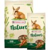 Gesunde, abwechslungsreiche Faser-Mischung für (Zwerg) Kaninchen Getreidefreie Rezeptur mit frischem Gemüse, reich an Vitaminen und Mineralstoffen Vielfältige, faserreiche Mischung aus verschiedenen Gräsern und Gemüse für eine ausgewogene Ernährung Knackige, mundgerechte Bröckchen fördern die Zahngesundheit und beugen Zahnproblemen vor Anwendung Erneuern Sie täglich das Futter und Trinkwasser. Die empfohlene Futtermenge für ein erwachsenes Kaninchen beträgt je nach Größe und Rasse zwischen 50 und 100 g pro Tag. Zusammensetzung Pflanzliche Nebenerzeugnisse (Timotheegras, Gräser und Kräuter 23%), Gemüse (grüne Erbsen 12,5%, Karotten 6,3%, Pastinak 2,6%), Früchte, Saaten, Mineralstoffe, pflanzliche Eiweißextrakte, Öle und Fette, FOS, Calendula, MOS, Algen, Yucca Analytische Bestandteile Protein 14,5%, Fettgehalt 3,5%, Rohfaser 16,5%, Rohasche 8,5%, Calcium 0,75%, Phosphor 0,6% Zusatzstoffe/kg: Ernährungsphysiologische Zusatzstoffe Vitamin A 11850 IE, Vitamin D3 1400 IE, Vitamin E 95 mg, Vitamin C 25 mg, 3b103 (Eisen) 118 mg, 3b202 (Jod) 2 mg, E4 (Kupfer) 12 mg, 3b502 (Mangan) 88 mg, 3b603 (Zink) 83 mg, E8 (Selen) 0,23 mg Technologische Zusatzstoffe Antioxidantien ### Enhanced Description "Entdecken Sie unsere gesunde und abwechslungsreiche Faser-Mischung für (Zwerg) Kaninchen, die speziell für die Bedürfnisse Ihres kleinen Freundes entwickelt wurde. Diese getreidefreie Rezeptur enthält frisches Gemüse, das reich an Vitaminen und Mineralstoffen ist, um die Gesundheit und Vitalität Ihres Kaninchens zu fördern. Die vielfältige Mischung aus verschiedenen Gräsern und knackigen, mundgerechten Bröckchen sorgt nicht nur für eine ausgewogene Ernährung, sondern unterstützt auch die Zahngesundheit und beugt Zahnproblemen vor. Achten Sie darauf, täglich frisches Futter und Wasser bereitzustellen, um das Wohlbefinden Ihres Kaninchens zu gewährleisten. Gönnen Sie Ihrem Tier die beste Ernährung mit unserer hochwertigen Faser-Mischung!