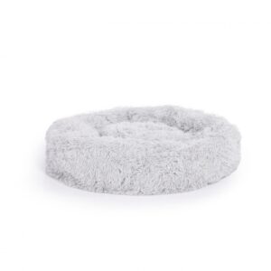 **Ceddie - Das Flauschige Hundebett für Ihr Haustier** Das hochwertige Hundebett Ceddie von LITTLE LORD bietet Ihrem geliebten Vierbeiner einen gemütlichen Schlafplatz im modernen Design. Ob für Hunde oder Katzen, dieses stilvolle und gut gepolsterte Haustierbett wird schnell zum neuen Lieblingsplatz in Ihrem Zuhause. Die runde Donut-Form ist perfekt für Tiere, die es lieben, sich zusammenzurollen und einzukuscheln. Der erhöhte Rand sorgt für ein Gefühl von Sicherheit, während die Anti-Rutsch-Noppen am Boden optimalen Halt bieten. Das leichte und tragbare Kuschelkissen ist ideal für unterwegs und kann ganz einfach per Handwäsche gereinigt werden. Für den besten Liegekomfort lassen Sie das Hundebett nach dem Auspacken etwas Luft ziehen und schütteln Sie die Füllung leicht auf. **Eigenschaften des Ceddie Hundebetts:** - Gesamtgröße: ca. 60 x 60 x 30 cm - Donut-Form für einen modernen Look - Anti-Rutsch-Funktion für optimale Sicherheit - Hergestellt aus weichem, kuscheligem Material - Hochwertige Verarbeitung und großzügige Polsterung - Farbe: Hellgrau Gönnen Sie Ihrem Haustier den besten Schlafkomfort mit dem Ceddie Hundebett – ideal für entspannte Nächte und süße Träume!