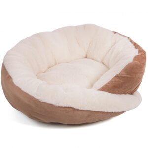 Das edle Hundebett "Grace" vereint stilvolle Eleganz mit höchstem Komfort durch seine zwei unterschiedlichen, samtweichen Bezugsstoffe. Der äußere Bezugsstoff in einem satten Braunton ist nicht nur samtweich und anschmiegsam, sondern auch besonders pflegeleicht und strapazierfähig. Die flauschig weiche Innenseite in sanftem Cremeton sorgt für ein Gefühl von purer Behaglichkeit. Dieses hochwertige Hundebett bietet Ihrem Hund die ideale Liegeposition und unterstützt durch die erhöhten Seitenränder eine optimale Kopfposition, wenn Ihr Vierbeiner seinen Kopf darauf ablegt. Die stilvoll überlappenden Seitenränder und die praktische Anti-Rutsch-Unterseite garantieren, dass das Bett an Ort und Stelle bleibt, selbst wenn Ihr Hund hineinspringt. Mit den Maßen von ca. 60 x 60 x 18 cm und einer Liegefläche von ca. 52 x 52 cm ist das Hundebett "Grace" die perfekte, komfortable und sichere Schlafgelegenheit für Ihren geliebten Vierbeiner. Investieren Sie in das beste Hundebett für höchsten Schlafkomfort und stilvolles Wohnen!