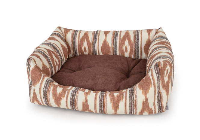 Dieses wunderschöne und bequeme Hundebett "Made in Italy" von Carbone ist die perfekte Wahl für mittelgroße Hunde sowie für kleine Haustiere und Katzen. Hergestellt aus hochwertiger Baumwolle für den Rand und das Innenkissen, bietet es optimalen Komfort. Der pflegeleichte Polyesterboden sorgt dafür, dass das Hundebett langlebig und einfach zu reinigen ist. Die Füllung aus weichem Polyestervlies garantiert eine gemütliche Liegefläche, während das herausnehmbare Wendekissen für zusätzliche Flexibilität sorgt. Mit Außenmaßen von ca. 65 x 80 cm und einer Randhöhe von ca. 25 cm ist dieses Hundebett ideal für jeden Schlafplatz. Zudem ist es bei 30 Grad waschbar, was die Pflege zum Kinderspiel macht. Gönnen Sie Ihrem Liebling den besten Schlafkomfort mit diesem hochwertigen und stilvollen Hundebett!