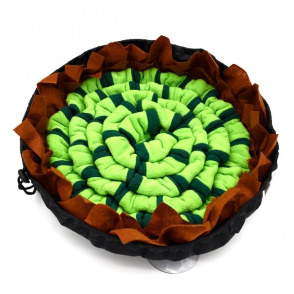 Die Schnüffelmatte ist das ideale Spielzeug, um deinen Hund spielerisch zu beschäftigen und gleichzeitig seine Konzentration zu fördern. Diese hochwertige Schnüffelmatte kombiniert Nasenarbeit und Kopfarbeit, wodurch dein Hund nicht nur Spaß hat, sondern auch geistig gefordert wird. Wusstest du, dass 10 Minuten Schnüffeltraining einer Stunde Laufen entspricht? Die robuste und langlebige Matte besteht aus dickem Vlies und ist mit einem Antirutschbelag ausgestattet, der durch extra Saugnäpfe für sicheren Halt sorgt. Sie lässt sich einfach verstauen und transportieren und ist zudem maschinenwaschbar, was die Pflege erleichtert. Mit einem Durchmesser von ca. 40 cm ist sie perfekt für Hunde jeder Größe. Entdecke jetzt die Vorteile der Schnüffelmatte und fördere die geistige Fitness deines Vierbeiners!