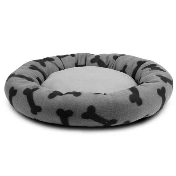Entdecken Sie unser gemütliches Bettchen für Katzen und kleine Hunde in schöner Donutform! Mit einem Durchmesser von ca. 50 cm und einer Dicke von ca. 9 cm bietet es Ihrem Haustier den perfekten Rückzugsort. Hergestellt aus 100 % Polyester, ist dieses Bettchen nicht nur von hoher Qualität, sondern auch maschinenwaschbar bis 30 Grad, was die Reinigung besonders einfach macht. Wählen Sie zwischen zwei stilvollen Farben: Hellgrau mit weißen Knochen oder Dunkelgrau mit schwarzen Knochen. Bitte beachten Sie, dass die Farbauswahl je nach Lagerbestand erfolgt. Gönnen Sie Ihrem vierbeinigen Freund den besten Schlafplatz – ideal für gemütliche Stunden!