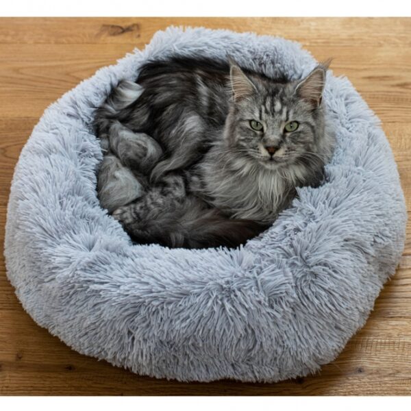 Das extra flauschige Donut Bett ist der perfekte Rückzugsort für Katzen und kleine Hunde, die ein gemütliches und sicheres Plätzchen suchen. Mit einem Durchmesser von ca. 60 cm bietet es ausreichend Platz zum Kuscheln und Entspannen. Die stilvolle dunkelgraue Farbe fügt sich harmonisch in jede Wohnungseinrichtung ein und sorgt für ein modernes Ambiente. Dieses hochwertige und langlebige Haustierbett ist nicht nur bequem, sondern auch pflegeleicht und bietet Ihrem Liebling den besten Komfort. Gönnen Sie Ihrem Haustier dieses kuschelige Donut Bett und machen Sie es zu seinem neuen Lieblingsplatz!