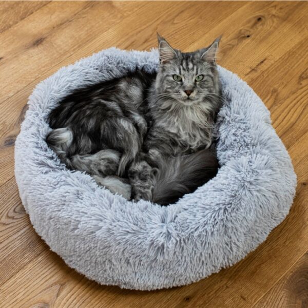 Das extra flauschige Donut Bett ist der perfekte Rückzugsort für Katzen und kleine Hunde. Mit einem Durchmesser von ca. 60 cm bietet es nicht nur ausreichend Platz, sondern auch höchsten Komfort für Ihr Haustier. Die helle graue Farbe fügt sich harmonisch in jede Wohnungseinrichtung ein und macht dieses Bett zu einem stilvollen Accessoire. Dank der hochwertigen Materialien ist das Bett langlebig und pflegeleicht, sodass Ihr Vierbeiner immer ein kuscheliges Lieblingsplätzchen hat. Gönnen Sie Ihrem Haustier das Beste und entscheiden Sie sich für dieses gemütliche Donut Bett!
