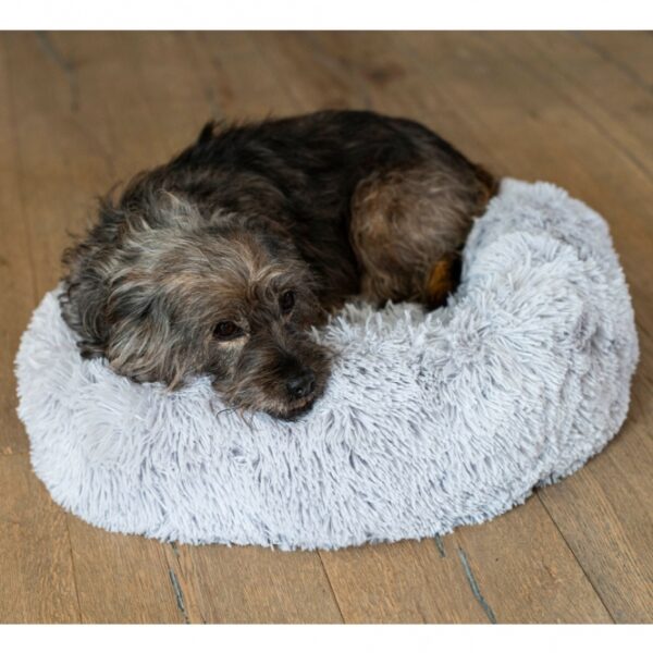 Das extra flauschige Donut Bett ist der perfekte Rückzugsort für Katzen und kleine Hunde. Mit einem Durchmesser von ca. 60 cm bietet es nicht nur ausreichend Platz, sondern auch höchsten Komfort für Ihr Haustier. Die helle graue Farbe fügt sich harmonisch in jede Wohnungseinrichtung ein und macht dieses Bett zu einem stilvollen Accessoire. Dank der hochwertigen Materialien ist das Bett langlebig und pflegeleicht, sodass Ihr Vierbeiner immer ein kuscheliges Lieblingsplätzchen hat. Gönnen Sie Ihrem Haustier das Beste und entscheiden Sie sich für dieses gemütliche Donut Bett!
