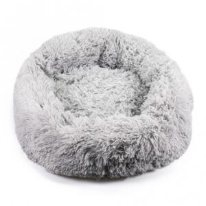 Das extra flauschige Donut Bett ist der perfekte Rückzugsort für Katzen und kleine Hunde. Mit einem Durchmesser von ca. 60 cm bietet es nicht nur ausreichend Platz, sondern auch höchsten Komfort für Ihr Haustier. Die helle graue Farbe fügt sich harmonisch in jede Wohnungseinrichtung ein und macht dieses Bett zu einem stilvollen Accessoire. Dank der hochwertigen Materialien ist das Bett langlebig und pflegeleicht, sodass Ihr Vierbeiner immer ein kuscheliges Lieblingsplätzchen hat. Gönnen Sie Ihrem Haustier das Beste und entscheiden Sie sich für dieses gemütliche Donut Bett!