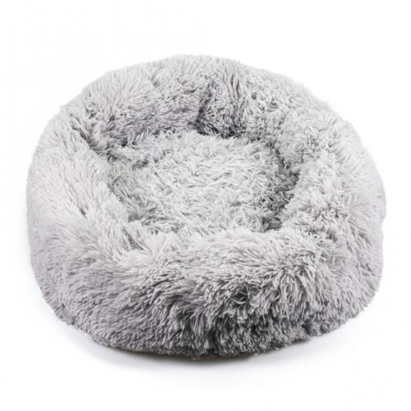 Das extra flauschige Donut Bett ist der perfekte Rückzugsort für Katzen und kleine Hunde. Mit einem Durchmesser von ca. 60 cm bietet es nicht nur ausreichend Platz, sondern auch höchsten Komfort für Ihr Haustier. Die helle graue Farbe fügt sich harmonisch in jede Wohnungseinrichtung ein und macht dieses Bett zu einem stilvollen Accessoire. Dank der hochwertigen Materialien ist das Bett langlebig und pflegeleicht, sodass Ihr Vierbeiner immer ein kuscheliges Lieblingsplätzchen hat. Gönnen Sie Ihrem Haustier das Beste und entscheiden Sie sich für dieses gemütliche Donut Bett!