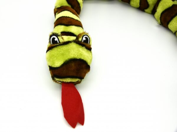 Die extra große Plüsch Mamba ist ca. 90 cm lang und sorgt für unvergesslichen Spielspaß für Kinder und Erwachsene. Hergestellt aus hochwertigem, weichem Plüsch und gefüllt mit strapazierfähigem Polyester, bietet sie ein angenehmes Gefühl und hohe Qualität. Dank des quietscherfreien Designs ist sie ideal für ruhige Spielzeiten und sicheres Kuscheln. Diese Plüschfigur ist nicht nur ein beliebtes Spielzeug, sondern auch ein toller Begleiter für jedes Abenteuer. Günstig und langlebig – die perfekte Wahl für alle Plüschliebhaber!