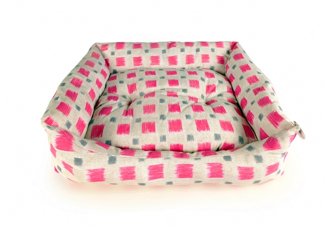 Dieses wunderschöne und bequeme Hundebett "Made in Italy" von Carbone ist die perfekte Wahl für mittelgroße Hunde sowie für kleine Haustiere und Katzen. Hergestellt aus hochwertiger Baumwolle für den Rand und das Innenkissen, bietet es optimalen Komfort. Der pflegeleichte Polyesterboden sorgt dafür, dass das Hundebett langlebig und einfach zu reinigen ist. Die Füllung aus weichem Polyestervlies garantiert eine gemütliche Liegefläche, während das herausnehmbare Wendekissen für zusätzliche Flexibilität sorgt. Mit Außenmaßen von ca. 65 x 80 cm und einer Randhöhe von ca. 25 cm ist dieses Hundebett ideal für jeden Schlafplatz. Zudem ist es bei 30 Grad waschbar, was die Pflege zum Kinderspiel macht. Gönnen Sie Ihrem Liebling den besten Schlafkomfort mit diesem hochwertigen und stilvollen Hundebett!