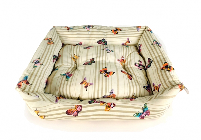 Dieses wunderschöne und bequeme Hundebett "Made in Italy" von Carbone ist die perfekte Wahl für mittelgroße Hunde sowie für kleine Haustiere und Katzen. Hergestellt aus hochwertiger Baumwolle für den Rand und das Innenkissen, bietet es optimalen Komfort. Der pflegeleichte Polyesterboden sorgt dafür, dass das Hundebett langlebig und einfach zu reinigen ist. Die Füllung aus weichem Polyestervlies garantiert eine gemütliche Liegefläche, während das herausnehmbare Wendekissen für zusätzliche Flexibilität sorgt. Mit Außenmaßen von ca. 65 x 80 cm und einer Randhöhe von ca. 25 cm ist dieses Hundebett ideal für jeden Schlafplatz. Zudem ist es bei 30 Grad waschbar, was die Pflege zum Kinderspiel macht. Gönnen Sie Ihrem Liebling den besten Schlafkomfort mit diesem hochwertigen und stilvollen Hundebett!