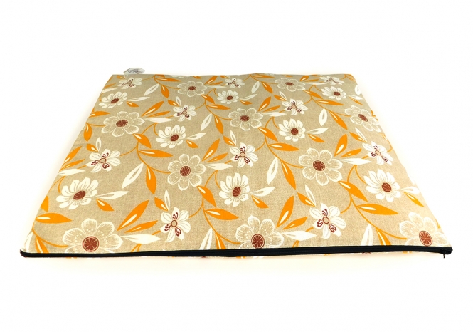 Dieses hochwertige Hundekissen von CARBONE, "Made in Italy", ist die perfekte Wahl für mittelgroße und große Hunde. Mit einer großzügigen Größe von ca. 70 x 100 cm bietet es ausreichend Platz für Ihren vierbeinigen Freund. Das praktische Wendekissen ist aus strapazierfähiger Baumwolle gefertigt und verfügt über einen praktischen Reißverschluss an der langen Seite, sodass der Bezug einfach abgezogen und bei bis zu 30 Grad gewaschen werden kann. Im Inneren sorgt ein weiches Polyestervlies für optimalen Liegekomfort und eine Dicke von ca. 3 cm macht es ideal für den Kofferraum oder als Polsterung in einer Transportbox. Ihr Hund wird diesen bequemen Liegeplatz lieben und Sie profitieren von der hohen Qualität und Langlebigkeit dieses Produkts. Holen Sie sich jetzt das beste Hundekissen für Ihr Haustier!