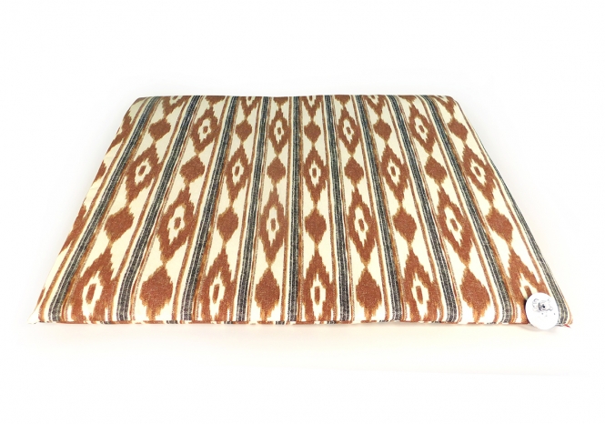Dieses hochwertige Hundekissen von CARBONE, "Made in Italy", ist die perfekte Wahl für mittelgroße und große Hunde. Mit einer großzügigen Größe von ca. 70 x 100 cm bietet es ausreichend Platz für Ihren vierbeinigen Freund. Das praktische Wendekissen ist aus strapazierfähiger Baumwolle gefertigt und verfügt über einen praktischen Reißverschluss an der langen Seite, sodass der Bezug einfach abgezogen und bei bis zu 30 Grad gewaschen werden kann. Im Inneren sorgt ein weiches Polyestervlies für optimalen Liegekomfort und eine Dicke von ca. 3 cm macht es ideal für den Kofferraum oder als Polsterung in einer Transportbox. Ihr Hund wird diesen bequemen Liegeplatz lieben und Sie profitieren von der hohen Qualität und Langlebigkeit dieses Produkts. Holen Sie sich jetzt das beste Hundekissen für Ihr Haustier!