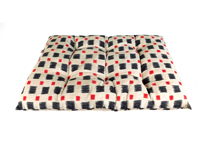 Entdecken Sie das wunderschöne Hundekissen von CARBONE, "Made in Italy", das Ihrem vierbeinigen Freund höchsten Komfort bietet. Dieses praktische Wendekissen hat die ideale Größe von ca. 55 x 90 cm und ist perfekt für kleine und mittelgroße Hunde geeignet. Die atmungsaktive Baumwollhülle sorgt für ein angenehmes Liegegefühl, während die weiche Polyesterfüllung optimalen Komfort und Unterstützung bietet. Ihr Hund wird begeistert sein von diesem gemütlichen Liegeplatz, der nicht nur stylisch, sondern auch pflegeleicht ist – das Kissen ist bei 30 Grad waschbar. Gönnen Sie Ihrem Haustier das beste Hundekissen für erholsame Ruhezeiten!