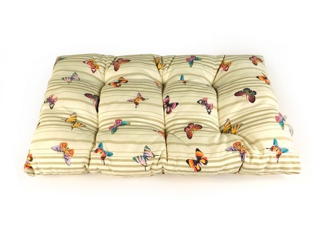 Entdecken Sie das wunderschöne Hundekissen von CARBONE, "Made in Italy", das sowohl Stil als auch Komfort vereint. Dieses praktische Wendekissen mit einer großzügigen Größe von ca. 55 x 90 cm ist ideal für kleine und mittelgroße Hunde. Die hochwertige Hülle aus 100% Baumwolle sorgt für ein angenehmes Liegegefühl, während die weiche Füllung aus Polyestervlies optimalen Komfort bietet. Ihr Hund wird diesen bequemen Liegeplatz lieben und sich darauf entspannen. Zudem ist das Kissen bei 30 Grad waschbar, was die Pflege kinderleicht macht. Investieren Sie in das beste Hundekissen für Ihr Haustier – für einen erholsamen Schlaf und höchste Zufriedenheit!