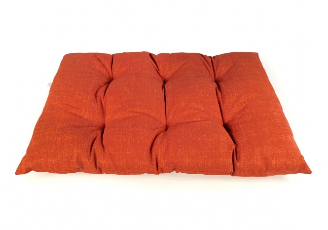 Entdecken Sie das wunderschöne Hundekissen von CARBONE, "Made in Italy", das Ihrem vierbeinigen Freund höchsten Komfort bietet. Dieses praktische Wendekissen hat die ideale Größe von ca. 55 x 90 cm und ist perfekt für kleine und mittelgroße Hunde geeignet. Die atmungsaktive Baumwollhülle sorgt für ein angenehmes Liegegefühl, während die weiche Polyesterfüllung optimalen Komfort und Unterstützung bietet. Ihr Hund wird begeistert sein von diesem gemütlichen Liegeplatz, der nicht nur stylisch, sondern auch pflegeleicht ist – das Kissen ist bei 30 Grad waschbar. Gönnen Sie Ihrem Haustier das beste Hundekissen für erholsame Ruhezeiten!