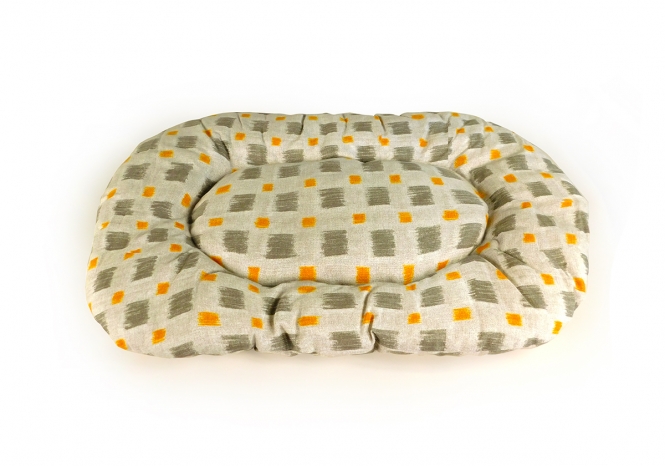 Entdecken Sie das wunderschöne Hundekissen von CARBONE, "Made in Italy", das nicht nur stilvoll, sondern auch äußerst funktional ist. Dieses hochwertige Wendekissen misst ca. 90 x 60 cm und eignet sich perfekt für kleine und mittelgroße Hunde. Die atmungsaktive Baumwollhülle sorgt für optimalen Komfort, während die Füllung aus weichem Polyestervlies Ihrem Hund einen gemütlichen Liegeplatz bietet. Ihr vierbeiniger Freund wird begeistert sein von diesem bequemen Hundekissen, das bei 30 Grad waschbar ist und somit leicht zu reinigen ist. Investieren Sie in den besten Schlafplatz für Ihren Hund – für erholsame Nächte und entspannte Tage!