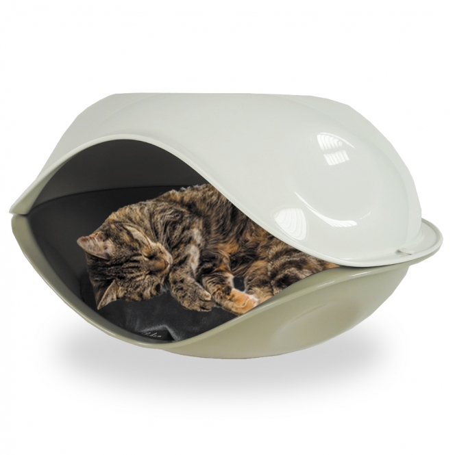 Entdecken Sie die gemütliche Katzenhöhle, die perfekte Rückzugsmöglichkeit für Ihren Stubentiger zum Schlafen und Verstecken. Diese hochwertige Katzenhöhle besteht aus zwei stabilen und stilvollen Halbschalen aus glänzendem Kunststoff in verschiedenen Farben. Im Inneren sorgt ein kuscheliges Kissen für maximalen Komfort. Dank der robusten Bauweise kann Ihre Katze problemlos darauf sitzen oder liegen, ohne dass die Form der Höhle beeinträchtigt wird. Mit ihrem ausgefallenen Design wird diese Katzenhöhle zum echten Hingucker in Ihrem Zuhause. Sie haben die Freiheit, die farbige Halbschale nach Belieben oben oder unten zu platzieren. Die Außenmaße betragen ca. 56 x 46 x 30 cm (BxTxH) und das Kissen misst ca. 40 x 32 cm. Wählen Sie die elegante Farbvariante taupe-weiß und geben Sie Ihrem Haustier den idealen Rückzugsort!