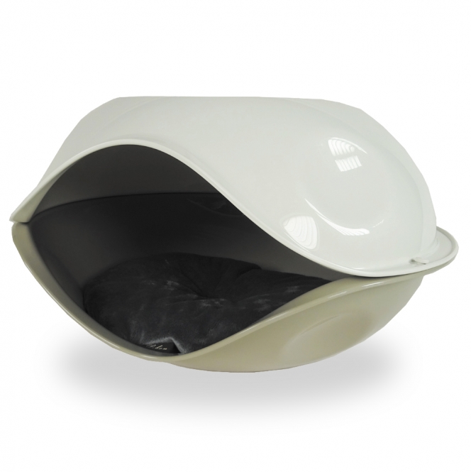 Entdecken Sie die gemütliche Katzenhöhle, die perfekte Rückzugsmöglichkeit für Ihren Stubentiger zum Schlafen und Verstecken. Diese hochwertige Katzenhöhle besteht aus zwei stabilen und stilvollen Halbschalen aus glänzendem Kunststoff in verschiedenen Farben. Im Inneren sorgt ein kuscheliges Kissen für maximalen Komfort. Dank der robusten Bauweise kann Ihre Katze problemlos darauf sitzen oder liegen, ohne dass die Form der Höhle beeinträchtigt wird. Mit ihrem ausgefallenen Design wird diese Katzenhöhle zum echten Hingucker in Ihrem Zuhause. Sie haben die Freiheit, die farbige Halbschale nach Belieben oben oder unten zu platzieren. Die Außenmaße betragen ca. 56 x 46 x 30 cm (BxTxH) und das Kissen misst ca. 40 x 32 cm. Wählen Sie die elegante Farbvariante taupe-weiß und geben Sie Ihrem Haustier den idealen Rückzugsort!
