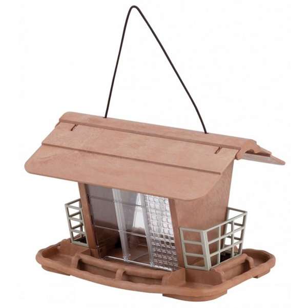 Dieses formschöne Futterhaus aus stabilem, wetterfestem Kunststoff ist perfekt für Wild- und Volierenvögel. Mit drei praktischen Fächern ermöglicht es die Fütterung mit verschiedenen Samen und Nüssen, während die Körbchen an den Giebelseiten ideal sind, um frisches Obst anzubieten. Im Sommer können die Unterteilungen entfernt werden, sodass ein vielseitiges Vogelhaus entsteht, in dem auch Gemüse oder Obst angeboten werden kann. Die einfache Befüllung erfolgt über das aufklappbare Dach, und die Sitzstangen rundherum bieten den Vögeln einen bequemen Platz zum Fressen von beiden Seiten. Der Bausatz lässt sich unkompliziert zusammenstecken, was die Montage zum Kinderspiel macht. Mit kompakten Maßen von ca. 34 x 26 x 23 cm ist dieses Futterhaus eine hochwertige und günstige Lösung für jeden Vogelliebhaber, der seinen gefiederten Freunden eine sichere und ansprechende Futterstelle bieten möchte.