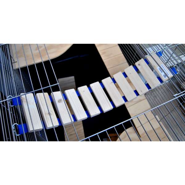 Diese hochwertige Hängebrücke ist die perfekte Ergänzung für das Kletterparadies Ihres Nagers und sorgt für unzählige Spielmöglichkeiten. Erhältlich in drei verschiedenen Längen, lässt sie sich vielseitig in jedem Käfig einsetzen. Mit jeweils zwei verschließbaren Karabinern an beiden Enden kann die Brücke sicher am Käfiggitter befestigt werden, was maximale Sicherheit für Ihr Haustier gewährleistet. Die Brücke hat eine Länge von ca. 100 cm (inkl. Karabiner) und eine Breite von ca. 15 cm. Bitte beachten Sie, dass die Farbe der Nylongurte von der Abbildung abweichen kann, da die Farbwahl je nach Lagerbestand erfolgt. Diese Hängebrücke ist ideal für Nager und bietet eine hohe Qualität zu einem günstigen Preis – ein Muss für jedes Tierliebhaber!