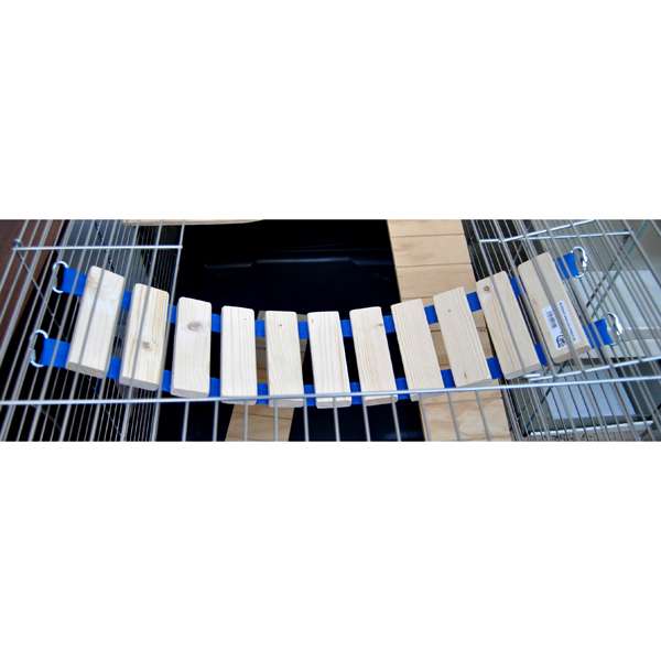 Diese hochwertige Hängebrücke ist die perfekte Ergänzung für das Kletterparadies Ihres Nagers und sorgt für unzählige Spielmöglichkeiten. Erhältlich in drei verschiedenen Längen, lässt sie sich vielseitig in jedem Käfig einsetzen. Mit jeweils zwei verschließbaren Karabinern an beiden Enden kann die Brücke sicher am Käfiggitter befestigt werden, was maximale Sicherheit für Ihr Haustier gewährleistet. Die Brücke hat eine Länge von ca. 100 cm (inkl. Karabiner) und eine Breite von ca. 15 cm. Bitte beachten Sie, dass die Farbe der Nylongurte von der Abbildung abweichen kann, da die Farbwahl je nach Lagerbestand erfolgt. Diese Hängebrücke ist ideal für Nager und bietet eine hohe Qualität zu einem günstigen Preis – ein Muss für jedes Tierliebhaber!