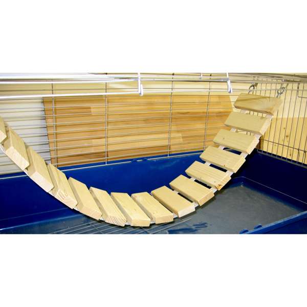 Diese hochwertige Hängebrücke ist die perfekte Ergänzung für das Kletterparadies Ihres Nagers und sorgt für unzählige Spielmöglichkeiten. Erhältlich in drei verschiedenen Längen, lässt sie sich vielseitig in jedem Käfig einsetzen. Mit jeweils zwei verschließbaren Karabinern an beiden Enden kann die Brücke sicher am Käfiggitter befestigt werden, was maximale Sicherheit für Ihr Haustier gewährleistet. Die Brücke hat eine Länge von ca. 100 cm (inkl. Karabiner) und eine Breite von ca. 15 cm. Bitte beachten Sie, dass die Farbe der Nylongurte von der Abbildung abweichen kann, da die Farbwahl je nach Lagerbestand erfolgt. Diese Hängebrücke ist ideal für Nager und bietet eine hohe Qualität zu einem günstigen Preis – ein Muss für jedes Tierliebhaber!