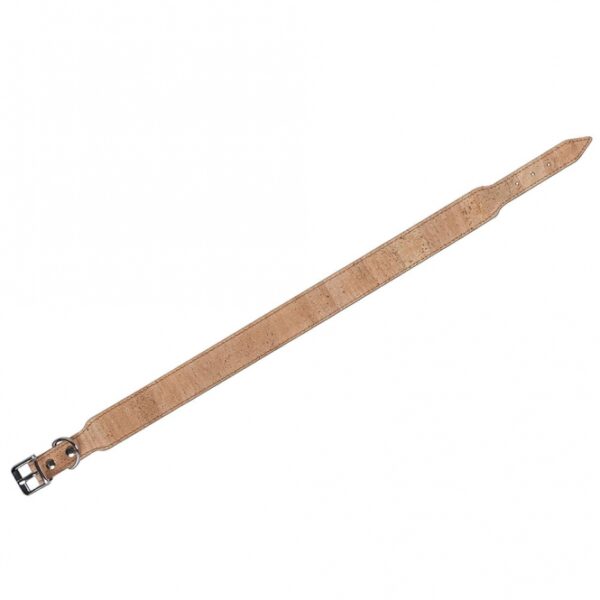 Dieser hochwertige Kork-Leder-Gürtel ist ein einzigartiges Accessoire, das durch die Kombination von natürlichem Kork und edlem Vollnarbenleder besticht. Die sorgfältig abgenähten und genieteten Nähte in hellen und dunklen Farben schaffen einen faszinierenden Kontrast und verleihen dem Gürtel einen stilvollen Look. Handgefertigt in Deutschland, bietet dieser Gürtel nicht nur eine angenehme Haptik, sondern auch eine hohe Langlebigkeit, ideal für lange Spaziergänge oder den täglichen Gebrauch. Kork ist ein nachhaltiges Naturprodukt, das mit seinen individuellen Mustern jedem Artikel eine persönliche Note verleiht. Mit einer Gesamtlänge von ca. 45 cm und einer Breite von ca. 20 mm ist dieser Gürtel die perfekte Wahl für modebewusste Käufer, die Wert auf Qualität und Stil legen. Erleben Sie die Vorteile von hochwertigem Kork und Leder in einem einzigartigen Produkt, das sowohl funktional als auch ästhetisch überzeugt.