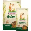 Entdecken Sie unsere abwechslungsreiche, getreidereiche Mischung für Hamster, die speziell entwickelt wurde, um eine ausgewogene Ernährung zu fördern. Diese hochwertige Futteroption enthält Mehlwürmer als wertvolle tierische Proteine, die Ihrem kleinen Freund die nötige Energie für ein aktives Leben geben. Vollgepackt mit einer Vielzahl von Nüssen und Saaten, ist diese Mischung reich an Antioxidantien, die zur Gesundheit Ihres Hamsters beitragen. Für die optimale Anwendung empfehlen wir, täglich frisches Futter und Trinkwasser bereitzustellen, wobei eine durchschnittliche Futterration von etwa 15 g pro Tag je nach Größe und Rasse des Hamsters angemessen ist. Die sorgfältig ausgewählte Zusammensetzung umfasst Getreide, pflanzliche Nebenerzeugnisse, Gemüse, Früchte und Mineralstoffe, um eine hohe Qualität und Nährstoffdichte zu gewährleisten. Geben Sie Ihrem Hamster das Beste – für ein glückliches und gesundes Leben!