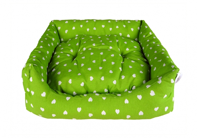 Dieses wunderschöne und bequeme Hundebett "Made in Italy" von Carbone ist die perfekte Wahl für mittelgroße Hunde sowie für kleine Haustiere und Katzen. Hergestellt aus hochwertiger Baumwolle für den Rand und das Innenkissen, bietet es optimalen Komfort. Der pflegeleichte Polyesterboden sorgt dafür, dass das Hundebett langlebig und einfach zu reinigen ist. Die Füllung aus weichem Polyestervlies garantiert eine gemütliche Liegefläche, während das herausnehmbare Wendekissen für zusätzliche Flexibilität sorgt. Mit Außenmaßen von ca. 65 x 80 cm und einer Randhöhe von ca. 25 cm ist dieses Hundebett ideal für jeden Schlafplatz. Zudem ist es bei 30 Grad waschbar, was die Pflege zum Kinderspiel macht. Gönnen Sie Ihrem Liebling den besten Schlafkomfort mit diesem hochwertigen und stilvollen Hundebett!