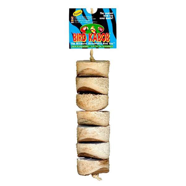 Entdecken Sie den idealen Knabberspaß für Sittiche, Nymphensittiche und kleine Papageien mit unseren hochwertigen BIRD KABOB Holzspielzeugen und dem Spielnest KOZY KEET. Mit einer Länge von ca. 18 cm und einem Durchmesser von ca. 5 cm bieten diese natürlichen Holzspielzeuge, die aus weichem und leichtem Holz aus Nord- und Mittelamerika gefertigt sind, stundenlangen Spielspaß. Ihre Vögel werden begeistert knabbern, zupfen und nagen, während Sie ihnen dabei zusehen können – ein wahres Vergnügen für jeden Tierfreund. Diese beliebten Holzspielzeuge gehören zu den meistverkauften Artikeln in den USA für Sittiche und Nymphensittiche. Bestellen Sie am besten gleich mehrere Stücke, da die Artikel schnell von den Tieren zerlegt oder verbraucht werden. Weitere Informationen finden Sie auf www.birdkabob.de.