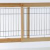Dieser hochwertige Hundetrainer ist ideal für Welpen und kleine Hunde und bietet eine sichere und komfortable Umgebung für das Training. Hergestellt aus klar lackiertem Kiefernholz mit robusten, verzinkten Gitterstäben, garantiert er Langlebigkeit und Stabilität. Die individuelle Nutzung ist durch verschiedene Standfußpositionen möglich, und die Breite ist stufenlos verstellbar, sodass sich der Trainer optimal an die Bedürfnisse Ihres Hundes anpassen lässt. Dank der rutschfesten Gummifüße bleibt der Trainer zuverlässig an seinem Platz, während Ihr Hund lernt. Mit den kompakten Maßen von ca. 65-108 x 50 cm ist er platzsparend und vielseitig einsetzbar – perfekt für jedes Zuhause. Investieren Sie in die beste Qualität für das Training Ihres kleinen Lieblings!