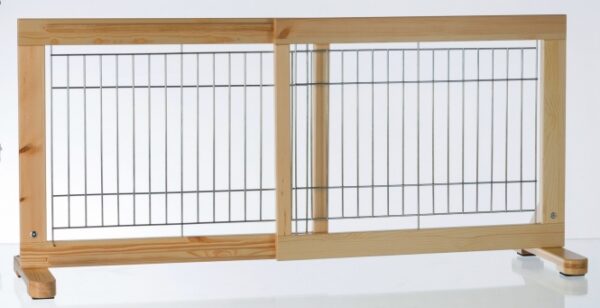 Dieser hochwertige Hundetrainer ist ideal für Welpen und kleine Hunde und bietet eine sichere und komfortable Umgebung für das Training. Hergestellt aus klar lackiertem Kiefernholz mit robusten, verzinkten Gitterstäben, garantiert er Langlebigkeit und Stabilität. Die individuelle Nutzung ist durch verschiedene Standfußpositionen möglich, und die Breite ist stufenlos verstellbar, sodass sich der Trainer optimal an die Bedürfnisse Ihres Hundes anpassen lässt. Dank der rutschfesten Gummifüße bleibt der Trainer zuverlässig an seinem Platz, während Ihr Hund lernt. Mit den kompakten Maßen von ca. 65-108 x 50 cm ist er platzsparend und vielseitig einsetzbar – perfekt für jedes Zuhause. Investieren Sie in die beste Qualität für das Training Ihres kleinen Lieblings!