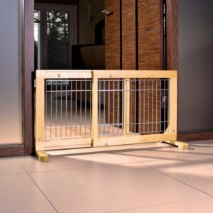 Dieser hochwertige Hundetrainer ist ideal für Welpen und kleine Hunde und bietet eine sichere und komfortable Umgebung für das Training. Hergestellt aus klar lackiertem Kiefernholz mit robusten, verzinkten Gitterstäben, garantiert er Langlebigkeit und Stabilität. Die individuelle Nutzung ist durch verschiedene Standfußpositionen möglich, und die Breite ist stufenlos verstellbar, sodass sich der Trainer optimal an die Bedürfnisse Ihres Hundes anpassen lässt. Dank der rutschfesten Gummifüße bleibt der Trainer zuverlässig an seinem Platz, während Ihr Hund lernt. Mit den kompakten Maßen von ca. 65-108 x 50 cm ist er platzsparend und vielseitig einsetzbar – perfekt für jedes Zuhause. Investieren Sie in die beste Qualität für das Training Ihres kleinen Lieblings!